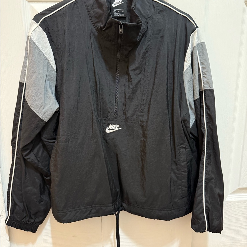 Nike Men's Black and White Windbreaker